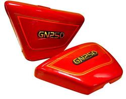 Panele boczne czerwone Suzuki GN 250 85-99